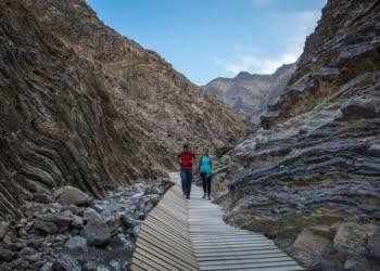 Dubai convida turistas aventureiros a conhecerem a montanha de Hatta