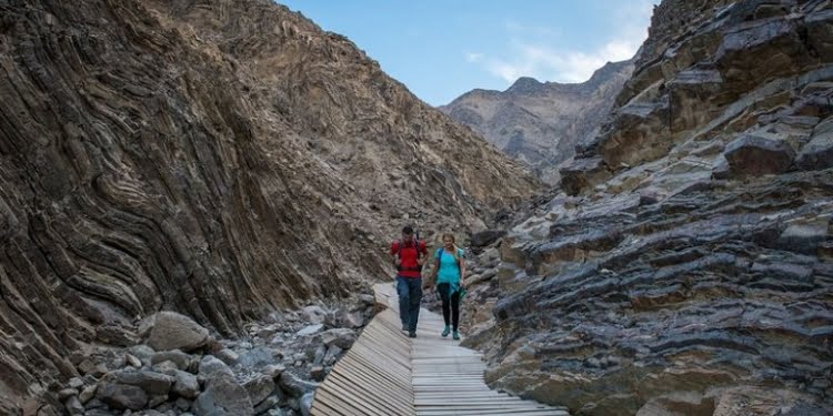Dubai convida turistas aventureiros a conhecerem a montanha de Hatta