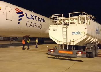 LATAM realiza primeiro voo internacional com combustível sustentável para aviação