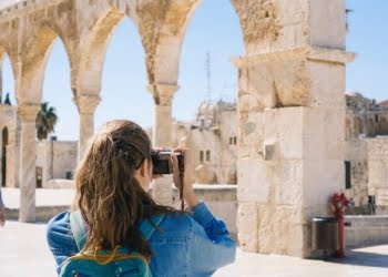 Dormidas de turistas na UE recuperam 95% do nível de 2019