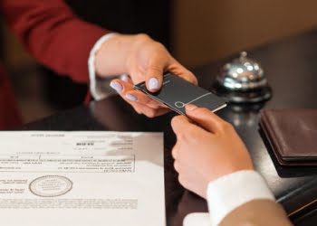 Estudo diz que trabalhadores do Turismo sentem-se felizes na área, apesar dos salários baixos