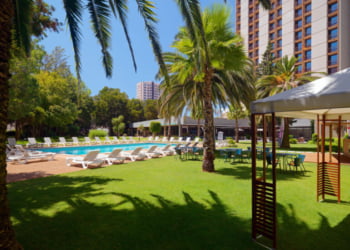 Lisbon Marriott Hotel reabre bar junto à piscina: o combo ideal para o verão