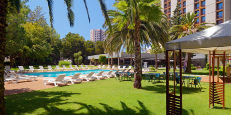 Lisbon Marriott Hotel reabre bar junto à piscina: o combo ideal para o verão