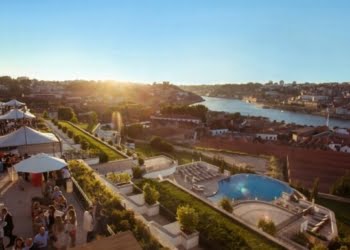 Um copo de vinho, sunset e vista para o rio Douro: a proposta de verão do The Yeatman