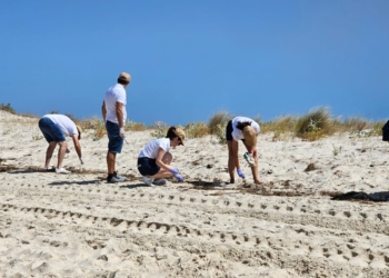 Tróia Design Hotel promove ação de limpeza na praia e distribui cinzeiros portáteis