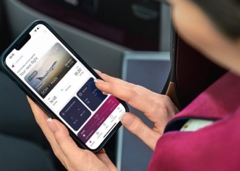 Tripulação de cabina da Qatar Airways com aplicação interna para experiências personalizadas aos passageiros