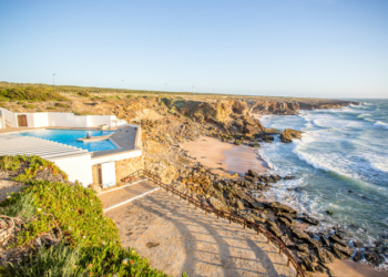 Dias quentes pedem mergulhos nesta piscina de água salgada no Guincho