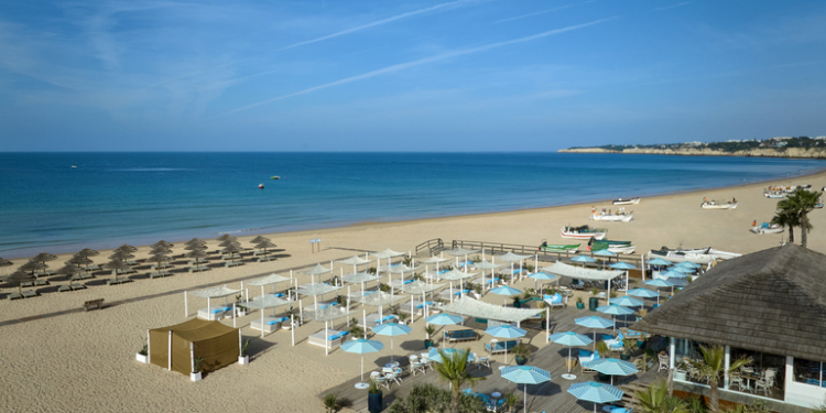 Pilates no areal, brunch e sunsets no Armação Beach Club