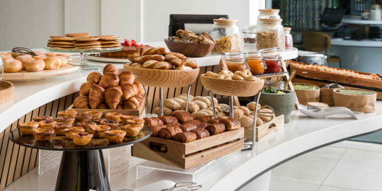 YOTEL Porto assinala Outubro Rosa com brunch solidário