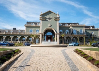 Há um novo hotel de luxo no Minho onde o amor ao mundo automóvel e à arte são a inspiração