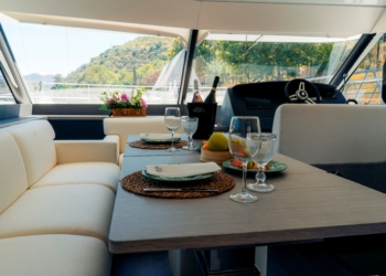 Desfrute de passeios exclusivos no novo iate catamarã da Quinta da Pacheca