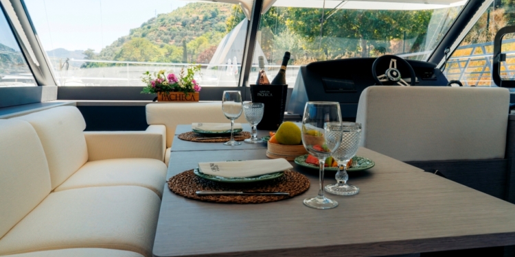 Desfrute de passeios exclusivos no novo iate catamarã da Quinta da Pacheca