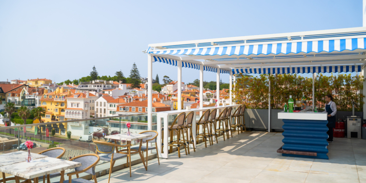 Rooftop do Hotel Baía reabre após renovação e promete ser spot imperdível neste verão