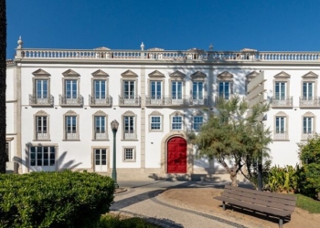 Boutique hotel Palácio de Tavira de portas abertas no coração da cidade