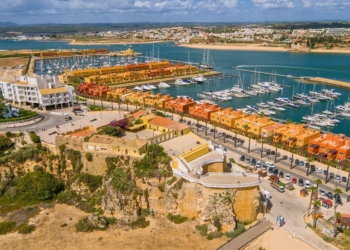 Algarve volta a liderar em dormidas e reforça proveitos no final do verão