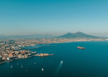 Nápoles: Uma cidade onde a tradição se molda na “fúria” do vulcão Vesúvio