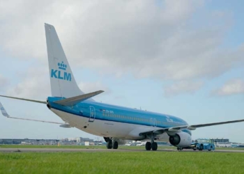 KLM despede-se do seu primeiro Boeing 737-800