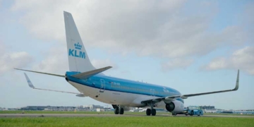 KLM despede-se do seu primeiro Boeing 737-800