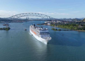 MSC Magnifica atravessou o Canal do Panamá