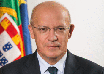 Governo considera “absurda” e “sem lógica” decisão do Reino Unido de suspender voos com Portugal