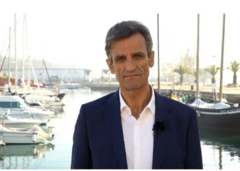 De que forma é que a prática de surf em piscinas de ondas pode contribuir para a economia azul?