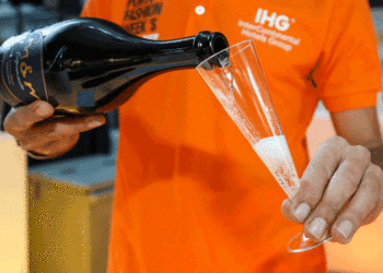 Holiday Inn Porto Gaia “brinda com espumante” na Porto Fashion Week’s Night Out