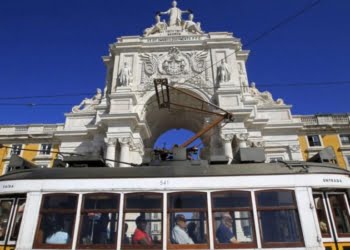 Défice externo duplica com quebra do turismo