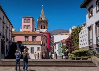 INE: Dormidas de residentes crescem em julho na Madeira, Açores, Algarve e Alentejo face a 2019