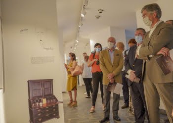 Escrivaninha de Fernando Pessoa e uma rara primeira edição da Mensagem em exposição no Museu do Pão