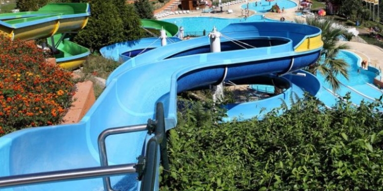 Todos os parques aquáticos nos municípios de risco elevado e muito elevado podem reabrir esta sexta-feira