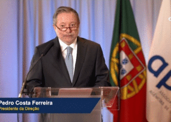 Pedro Costa Ferreira toma posse para o mandato “mais difícil de sempre” focado na sobrevivência e nas “incertezas” da retoma