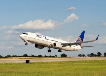 United restabelece alguns voos internacionais para ajudar passageiros a regressar a casa