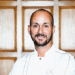 Chef Stefano Catenacci prepara jantar no Hotel Quinta da Marinha Resort