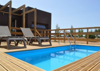 Zmar com casas de madeira com piscina privativa