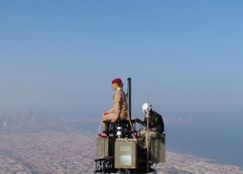 Emirates surpreende com anúncio filmado no topo do edifício mais alto do mundo