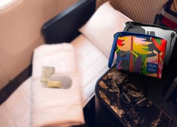 LATAM renova kits de viagem e aposta na sustentabilidade e nos artistas locais