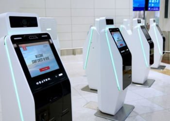 Emirates aperfeiçoa experiência inteligente e sem contacto com quiosques de auto check-in