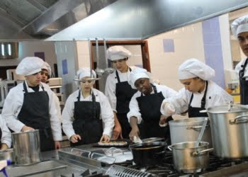 Escola de Hotelaria de Colares já colocou maia de 300 alunos