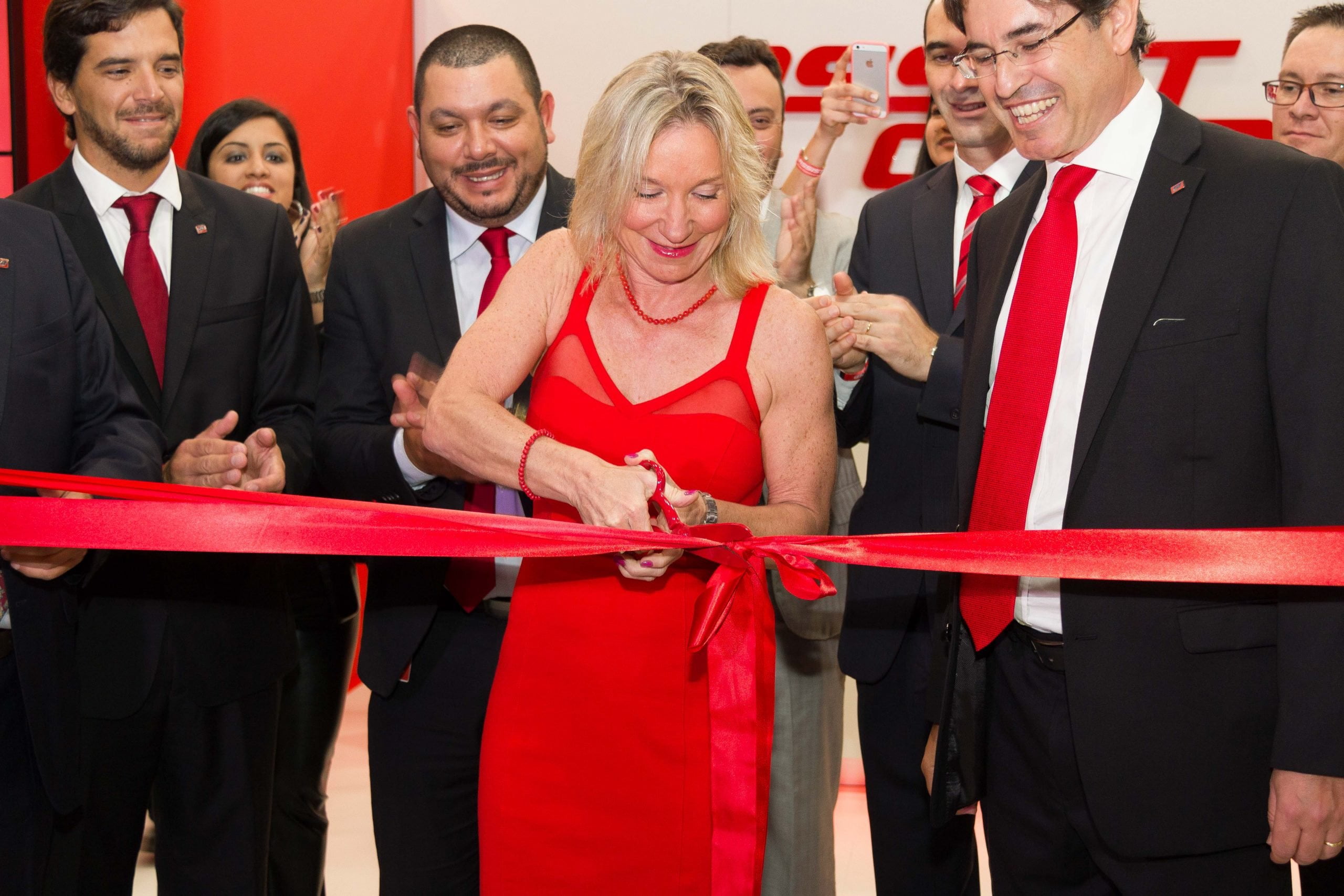 A CEO global da ASSIST CARD, Alexia Keglevich, cortando a fita