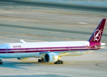 Qatar Airways celebra 25 anos de operação com avião com pintura retro