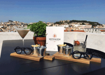 Rooftop “Mensagem” com vista para o Castelo e rio Tejo